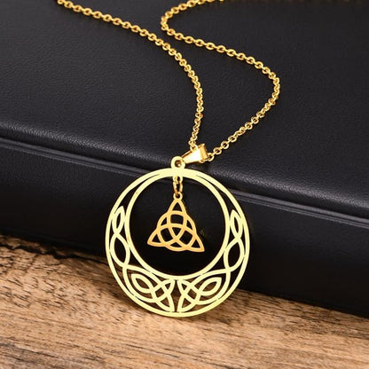 Collar Dorado Nudo Celta Triquetra – Amuleto de Protección y Energía Ancestral